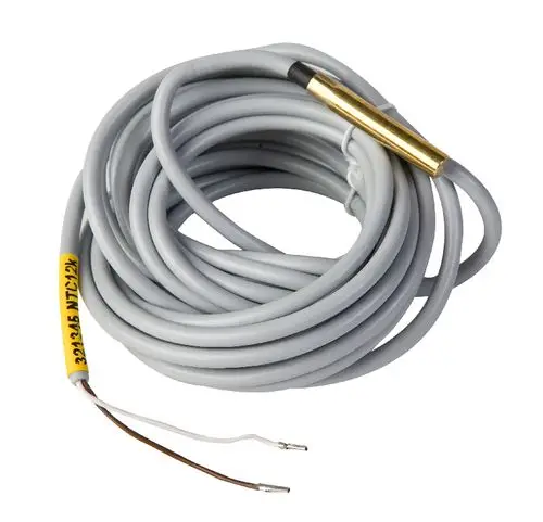 Temperatursensor mit grauem Kabel, einer goldenen Metallspitze und freiliegenden Drähten in Weiß und Braun, hergestellt von Remeha.